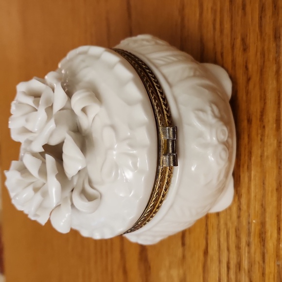 Fine China trinket box I'm cream with gold. Attached lid. - Picture 3 of 9